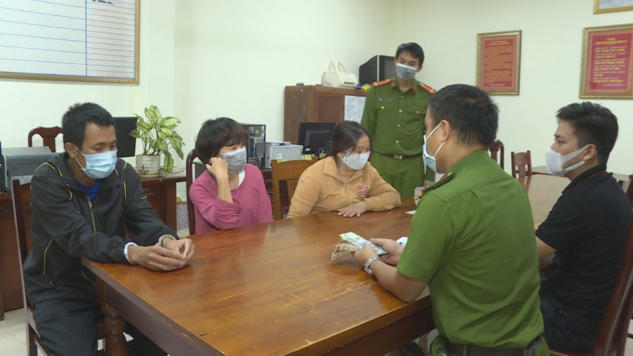 3 trong 4 đối tượng thuộc đường dây lừa đảo tiền chạy án tại cơ quan điều tra. Ảnh: Duy Hậu.