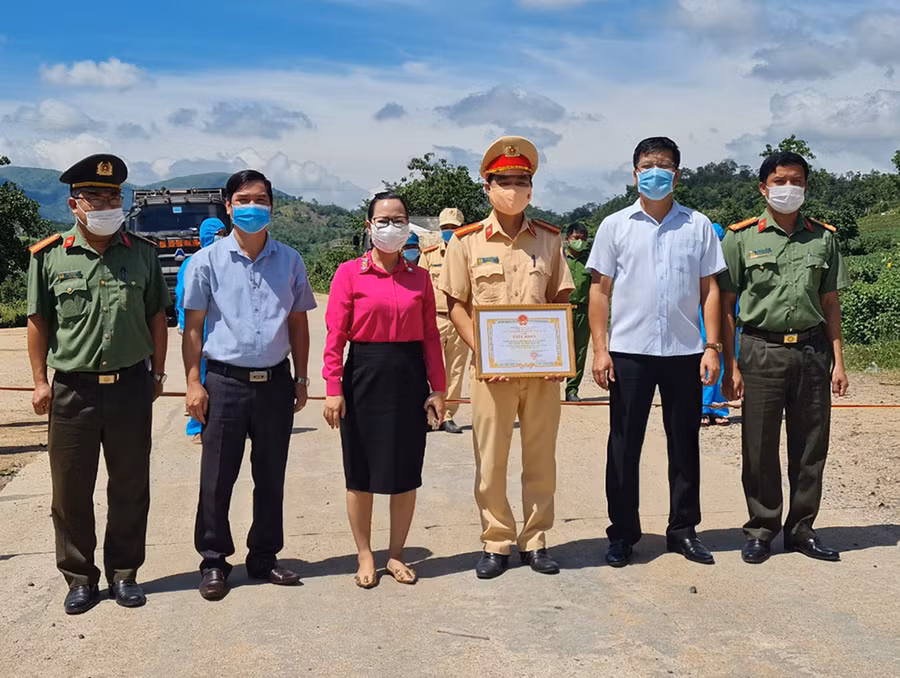  Lãnh đạo thị xã Ayun Pa trao giấy khen cho lực lượng tại chốt kiểm soát dịch Covid trên tỉnh lộ 668 đoạn chạy qua thị xã Ayun Pa. Ảnh: Nguyễn Sang