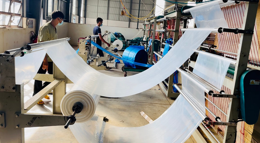 Dây chuyền sản xuất bao bì của Công ty TNHH một thành viên bao bì Linh Khang (Lô C13-15, Cụm Công nghiệp Diên Phú, TP. Pleiku). Ảnh: Vũ Thảo Dây chuyền sản xuất bao bì của Công ty TNHH một thành viên Bao bì Linh Khang (Lô C13-15, Cụm Công nghiệp Diên Phú). Ảnh: Vũ Thảo