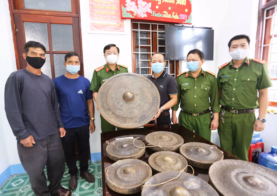 Công an TP. Pleiku đã thu hồi bộ chiêng cổ bị đánh cắp để trao trả cho bị hại