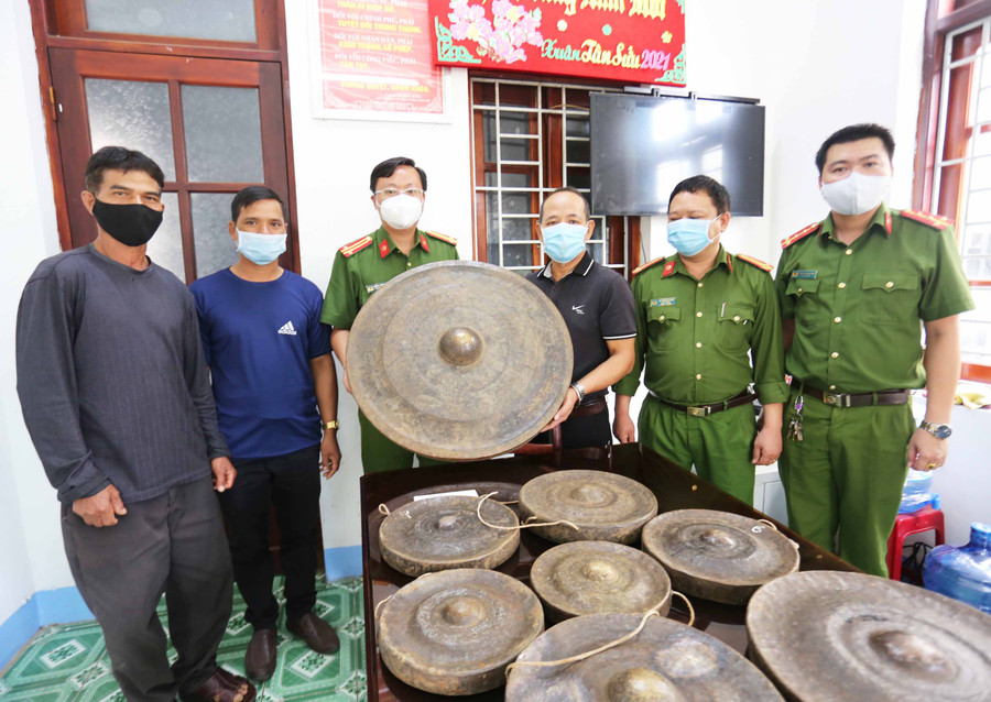 Công an TP. Pleiku đã thu hồi bộ chiêng cổ bị đánh cắp để trao trả cho bị hại