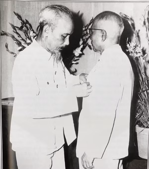 Bác Hồ thay mặt Đảng, Nhà nước, Quốc hội gắn Huân chương Sao vàng cho Bác Tôn (ngày 19/8/1958)