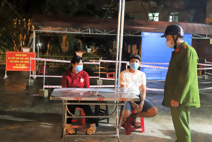 Cơ quan chức năng thành phố Bảo Lộc làm việc với các trường hợp vi phạm các quy định phòng chống dịch COVID– 19. Ảnh: KP