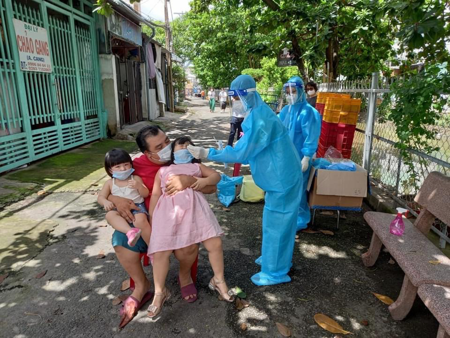 Nhân viên y tế lấy mẫu xét nghiệm người dân huyện Củ Chi. Ảnh: HCDC