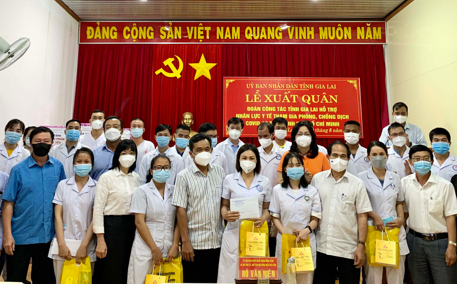  -Lãnh đạo tỉnh chụp hình lưu niệm với đoàn công tác. Ảnh: Như Nguyện