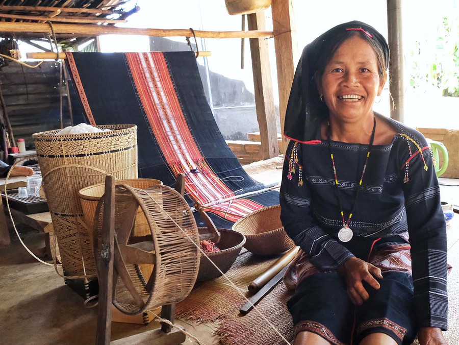 Dụng cụ xe sợi rất thô sơ nhưng đã gắn bó với nữ nghệ nhân Đinh Thị Hiền nhiều chục năm. JPG