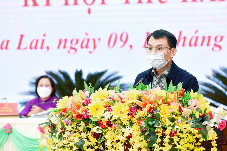 Đại biểu Trịnh Duy Thuân-Bí thư Thành ủy, Chủ tịch HĐND TP. Pleiku nêu những khó khăn trong thu ngân sách trên địa bàn. Ảnh: Đức Thụy