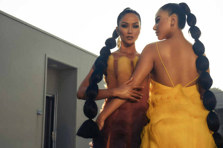 H'Hen Niê chia sẻ kinh nghiệm với hi vọng Kim Duyên sẽ tỏa sáng tại cuộc thi quốc tế. Ảnh: FBNV