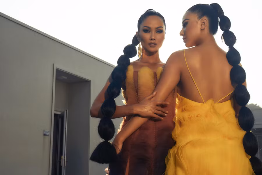 H'Hen Niê chia sẻ kinh nghiệm với hi vọng Kim Duyên sẽ tỏa sáng tại cuộc thi quốc tế. Ảnh: FBNV