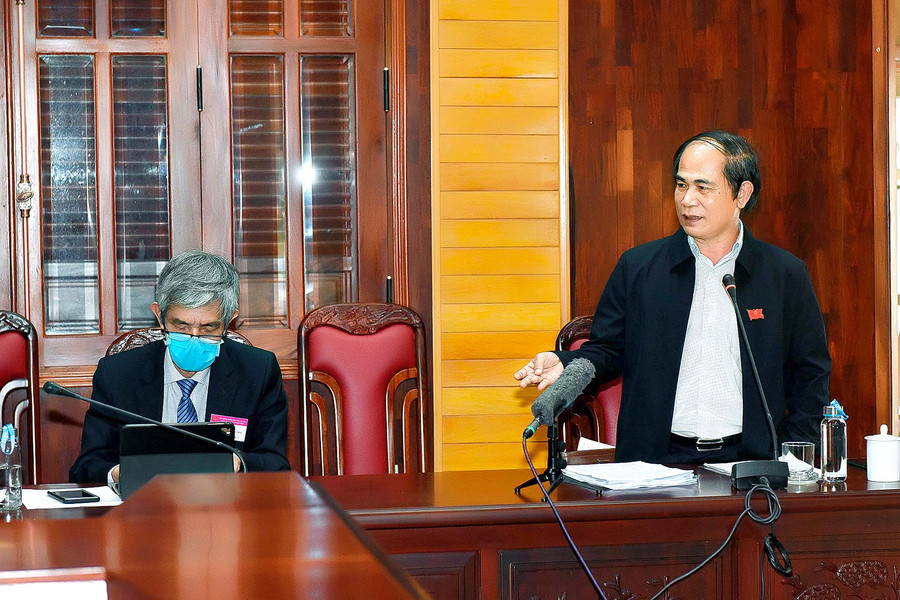 Phó Bí thư Tỉnh ủy, Chủ tịch UBND tỉnh Võ Ngọc Thành tham gia phát biểu tại phiên thảo luận tổ. Ảnh: Đức Thụy