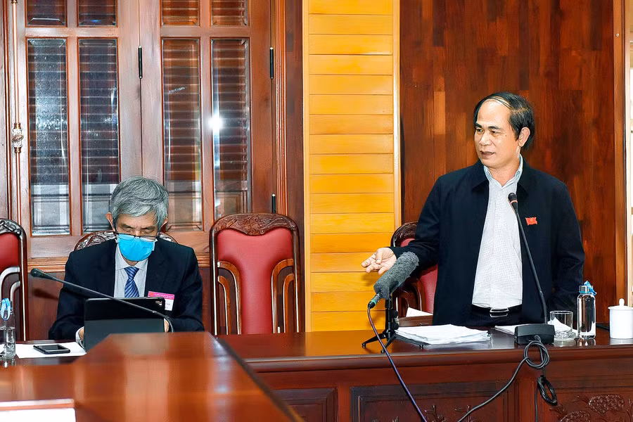 Phó Bí thư Tỉnh ủy, Chủ tịch UBND tỉnh Võ Ngọc Thành tham gia phát biểu tại phiên thảo luận tổ. Ảnh: Đức Thụy