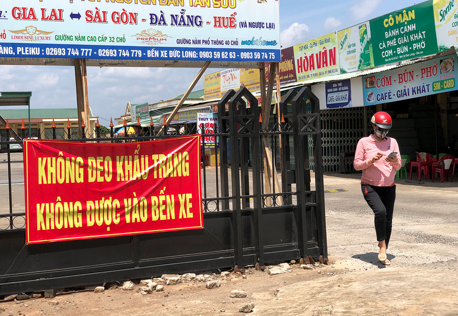 Băng rôn nhắc nhở người dân chấp hành việc đeo khẩu trang khi vào Bến xe Đức Long Gia Lai. Ảnh: Lê Hòa