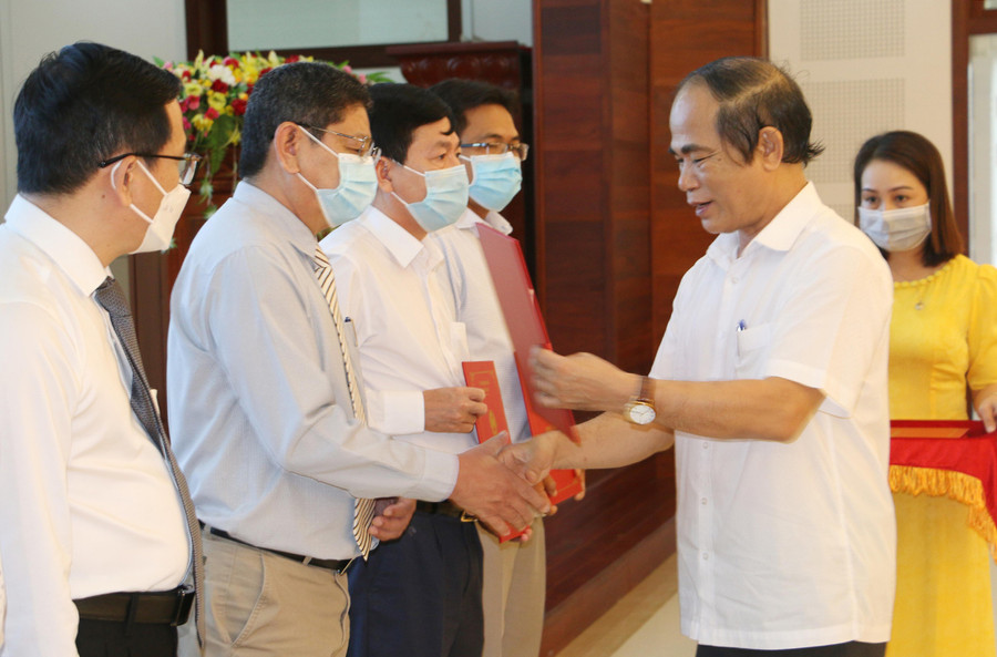 Phó Bí thư Tỉnh ủy, Chủ tịch UBND tỉnh Võ Ngọc Thành trao quyết định bổ nhiệm Chánh Văn phòng UBND tỉnh cho ông Nguyễn Văn Lộc. Ảnh: Quang Tấn
