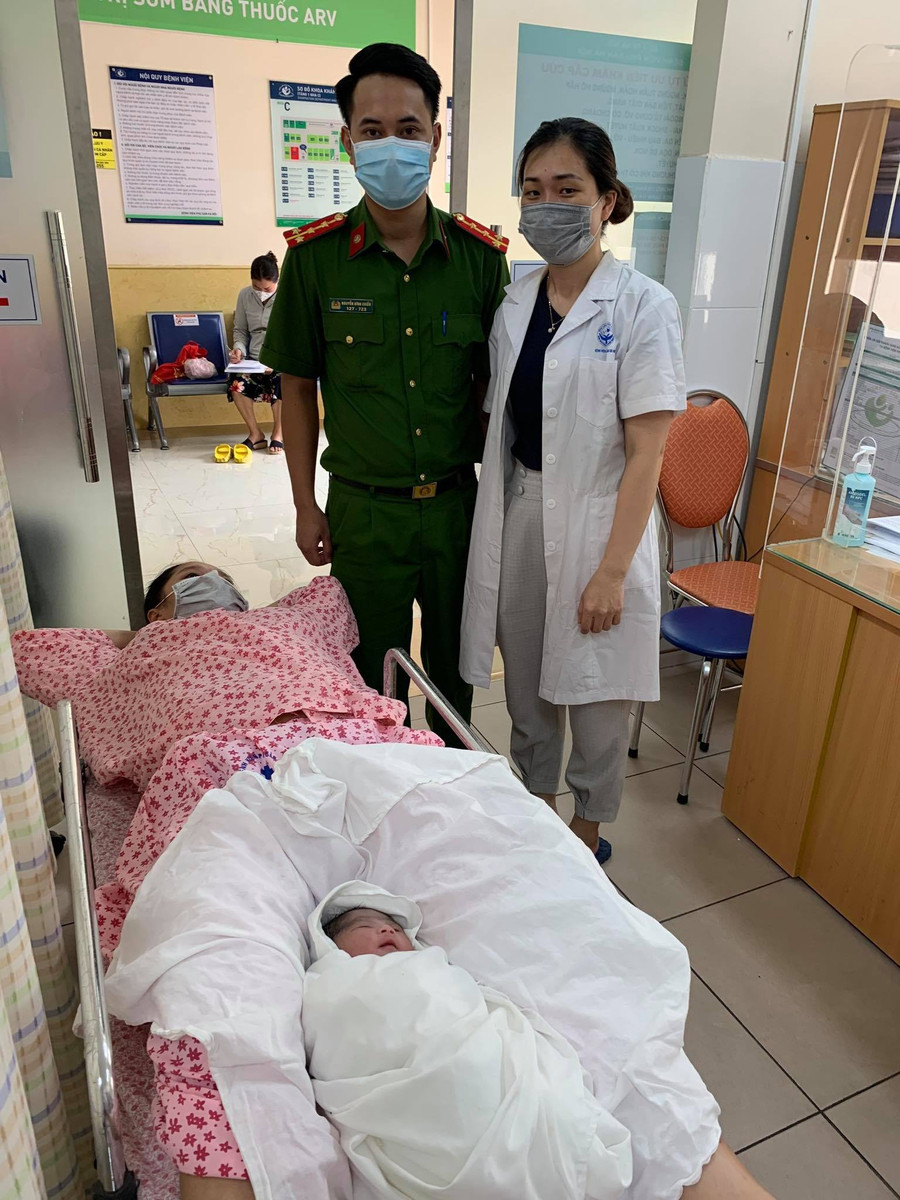 Cán bộ Công an P.Xuân Tảo và nhân viên y tế đã đưa hai mẹ con đến Bệnh viện Phụ sản Hà Nội để kiểm tra sau khi sinh. Ảnh: Công an cung cấp
