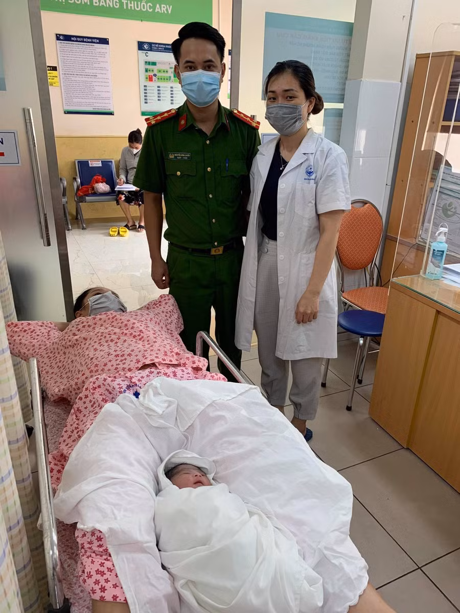 Cán bộ Công an P.Xuân Tảo và nhân viên y tế đã đưa hai mẹ con đến Bệnh viện Phụ sản Hà Nội để kiểm tra sau khi sinh. Ảnh: Công an cung cấp