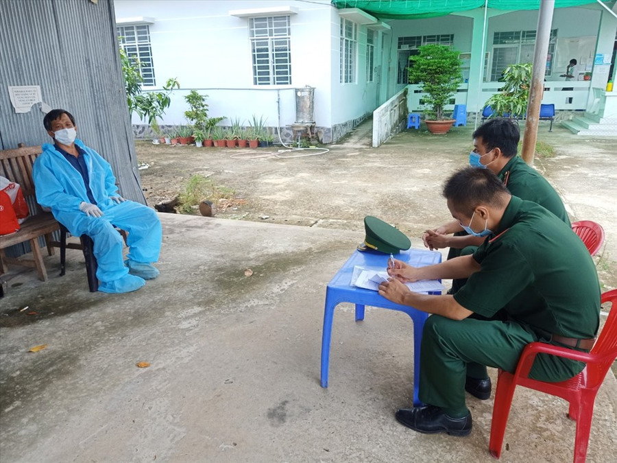 Lực lượng Bộ đội Biên phòng lấy lời khai ban đầu của 2 đàn em trùm buôn lậu. Ảnh: CK