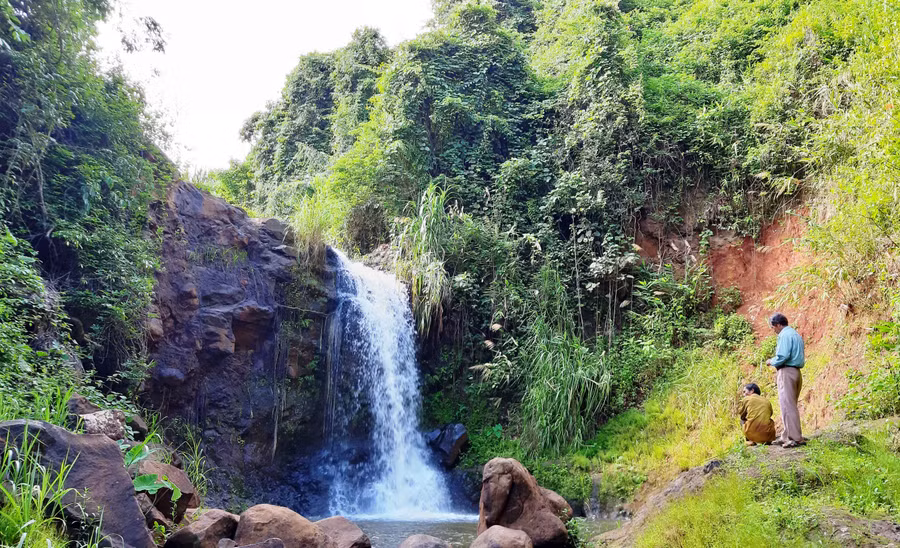 2. Đổ xuống từ độ cao 5-6m, Jrai Glong/Thác Cao là niềm tự hào của làng Thung. Ảnh N.Q.T