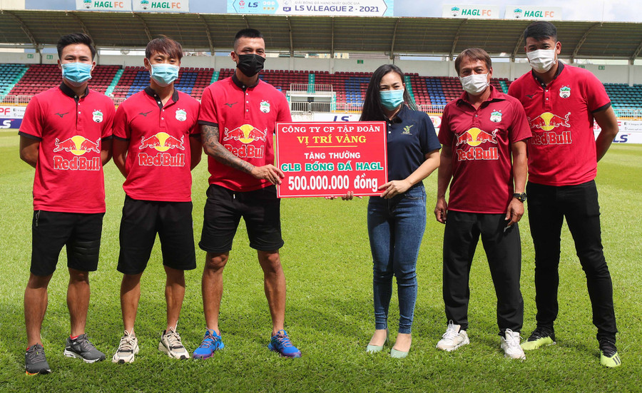  CLB Hoàng Anh Gia Lai đã được tặng thưởng 500 triệu đồng. Ảnh: Minh Trần