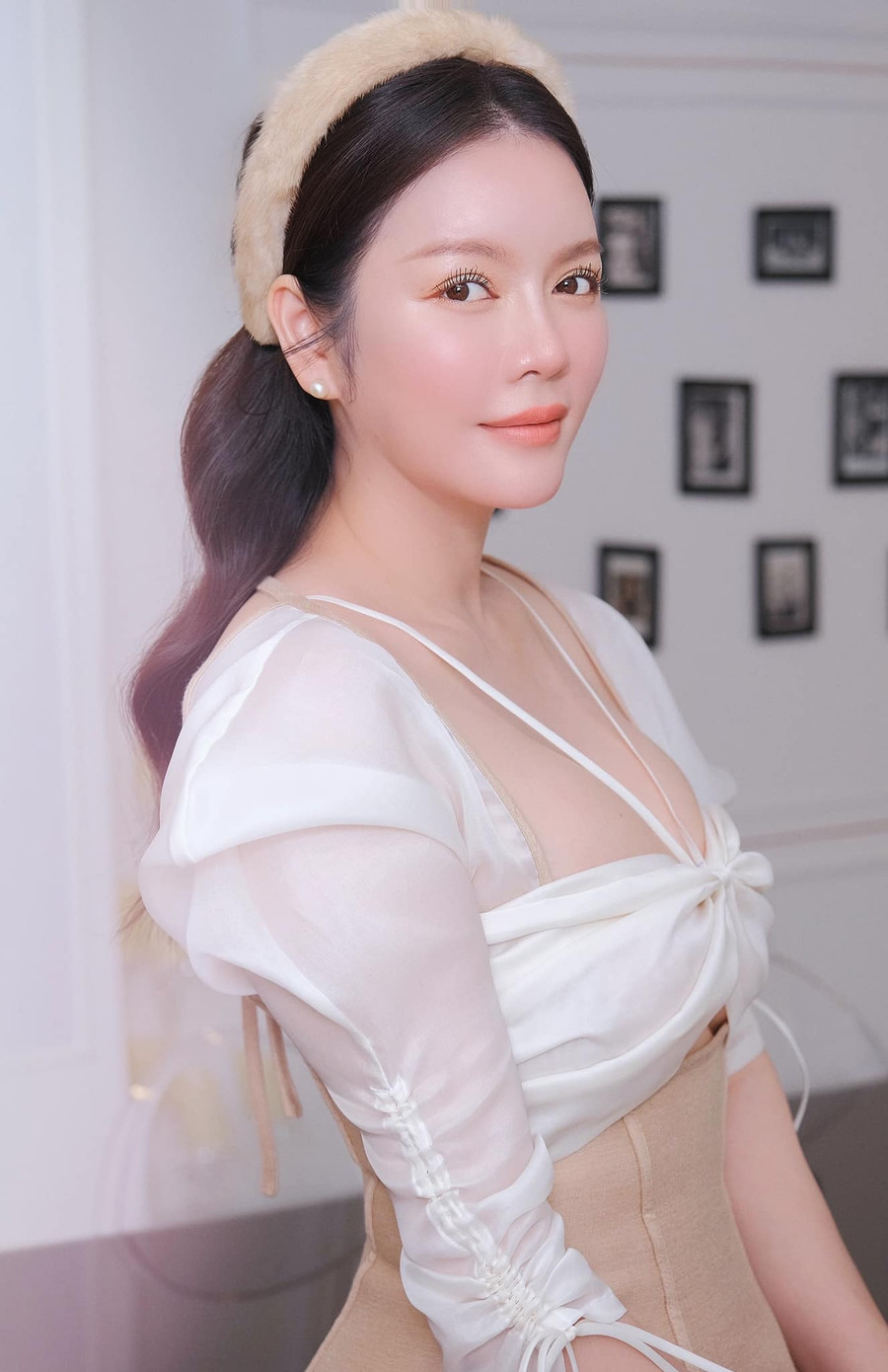 Được biết, trong những ngày ở nhà tránh dịch, Lý Nhã Kỳ dành thời gian nấu ăn, đọc sách và làm việc online... Cô cũng giữ chế độ ăn uống sinh hoạt điều độ để giữ gìn sắc vóc, sức khỏe. Ảnh: FBNV