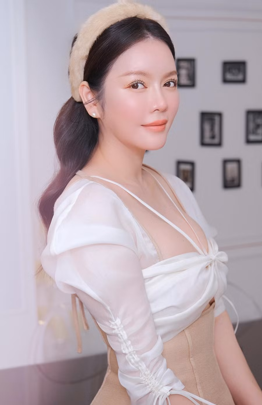 Được biết, trong những ngày ở nhà tránh dịch, Lý Nhã Kỳ dành thời gian nấu ăn, đọc sách và làm việc online... Cô cũng giữ chế độ ăn uống sinh hoạt điều độ để giữ gìn sắc vóc, sức khỏe. Ảnh: FBNV