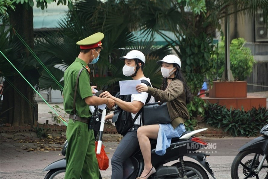 Người dân ra đường trong thời gian Hà Nội giãn cách xã hội phải có giấy đi đường. Ảnh minh hoạ: Tùng Giang  Người dân ra đường trong thời gian Hà Nội giãn cách xã hội phải có giấy đi đường. Ảnh minh hoạ: Tùng Giang