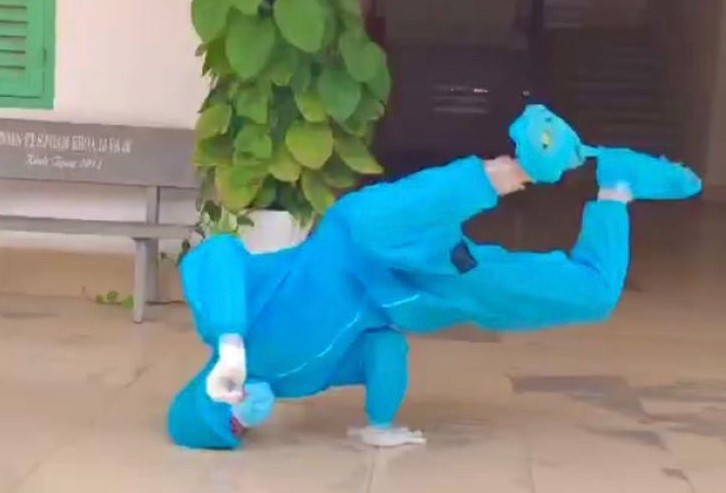 Hùng nhảy hip hop trong trang phục đồ bảo hộ kêu gọi người dân tập luyện thể thao. Ảnh: NVCC