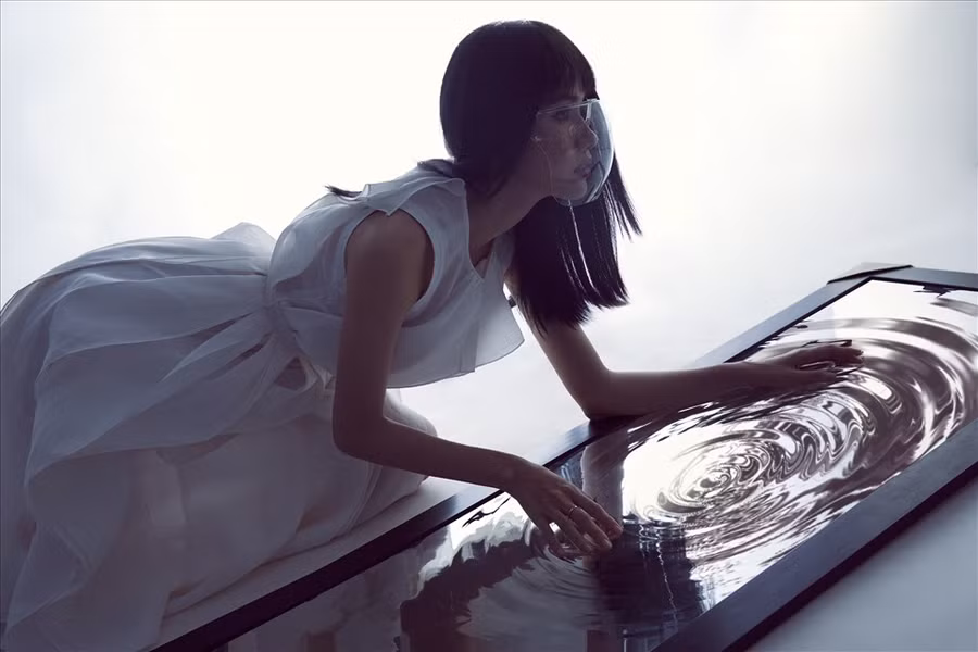 Vừa qua, nàng Hậu đã đăng tải bộ ảnh với tạo hình vô cùng lạ mắt đã được cô và ekip thực hiện trước đó khiến ai nấy ngạc nhiên. Vẻ ngoài cá tính khác xa với hình ảnh ngọt ngào thường thấy của Phương Anh đã trở thành tâm điểm của mọi ánh nhìn. Nhưng chưa dừng lại ở đó, lồng ghép vào từng concept của bộ ảnh chính là những thông điệp sâu sắc mà Á Hậu muốn gửi gắm đến cộng đồng.