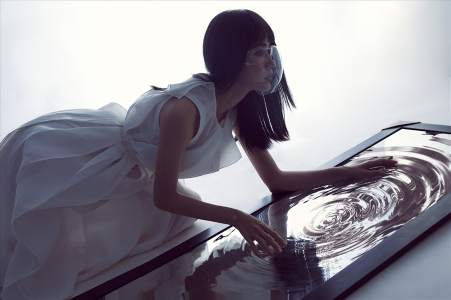 Vừa qua, nàng Hậu đã đăng tải bộ ảnh với tạo hình vô cùng lạ mắt đã được cô và ekip thực hiện trước đó khiến ai nấy ngạc nhiên. Vẻ ngoài cá tính khác xa với hình ảnh ngọt ngào thường thấy của Phương Anh đã trở thành tâm điểm của mọi ánh nhìn. Nhưng chưa dừng lại ở đó, lồng ghép vào từng concept của bộ ảnh chính là những thông điệp sâu sắc mà Á Hậu muốn gửi gắm đến cộng đồng.