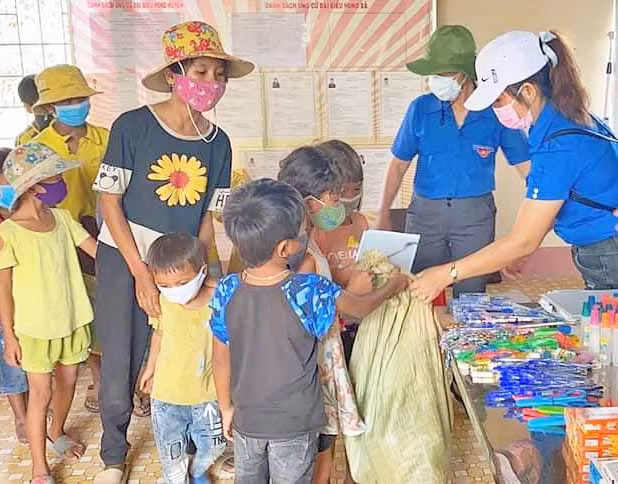 Các em học sinh được lựa chọn đồ dùng học tập mình ưa thích từ số lượng rác thải đem đổi. Ảnh: Vũ Chi