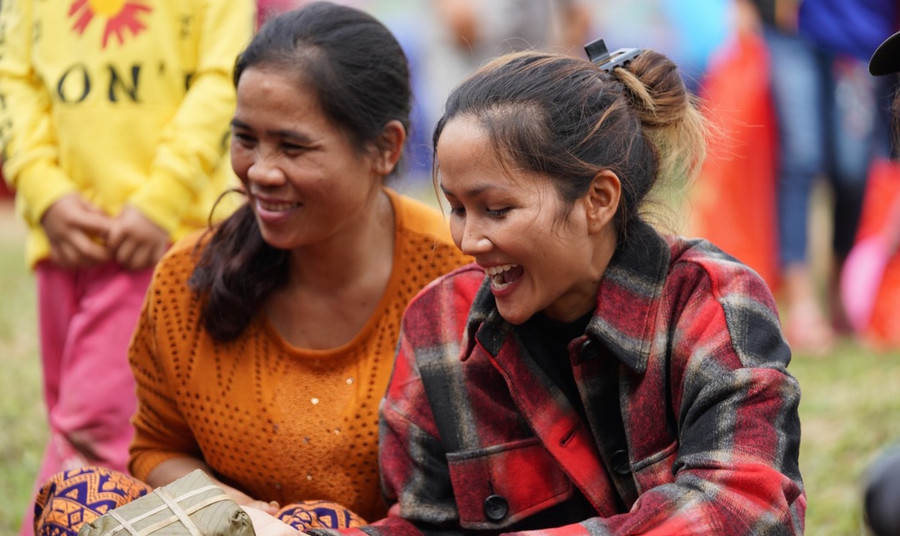 Trước đó khoảnh khắc H'Hen Niê để mặt mộc đi làm từ thiện khiến cộng đồng mạng thích thú. Ảnh: TL