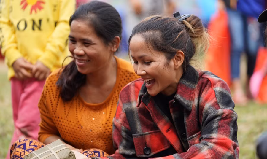 Trước đó khoảnh khắc H'Hen Niê để mặt mộc đi làm từ thiện khiến cộng đồng mạng thích thú. Ảnh: TL