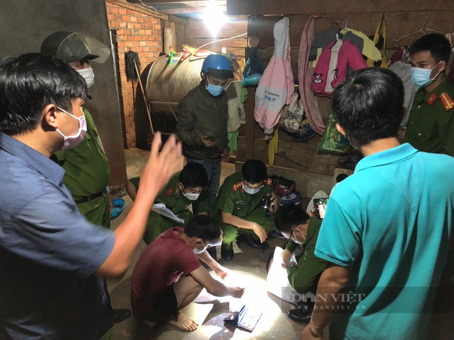 Cơ quan chức năng đang khám xét nơi ở của đối tượng Sơn. Ảnh: CACC