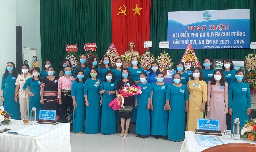 Ra mắt Ban Chấp hành Hội LHPN huyện lần thứ XVI (nhiệm kỳ 2021-2026). Ảnh: Hồng Thương Ra mắt Ban Chấp hành Hội LHPN huyện lần thứ XVI, nhiệm kỳ 2021-2026. Ảnh: Hồng Thương