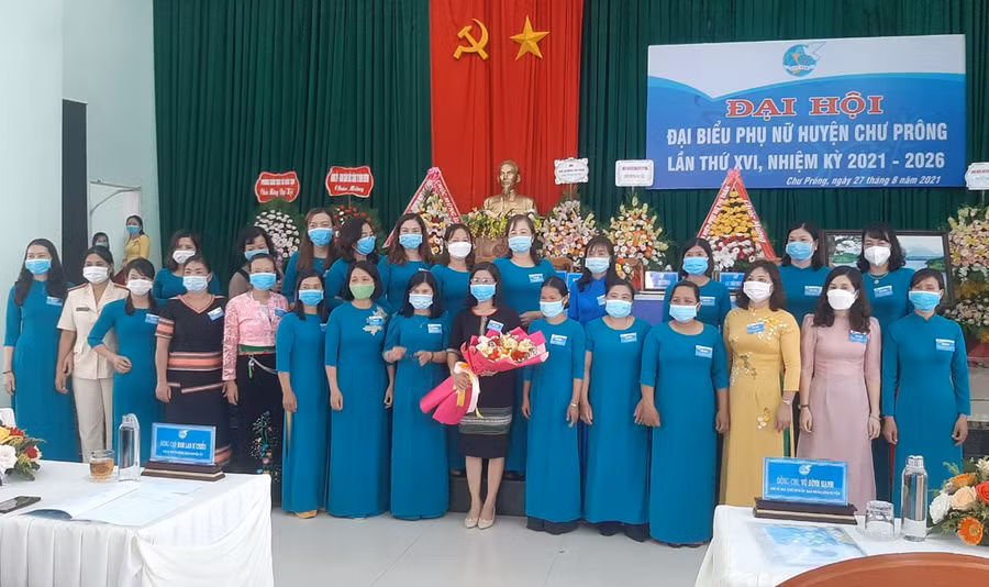  Ra mắt Ban Chấp hành Hội LHPN huyện lần thứ XVI, nhiệm kỳ 2021-2026. Ảnh: Hồng Thương