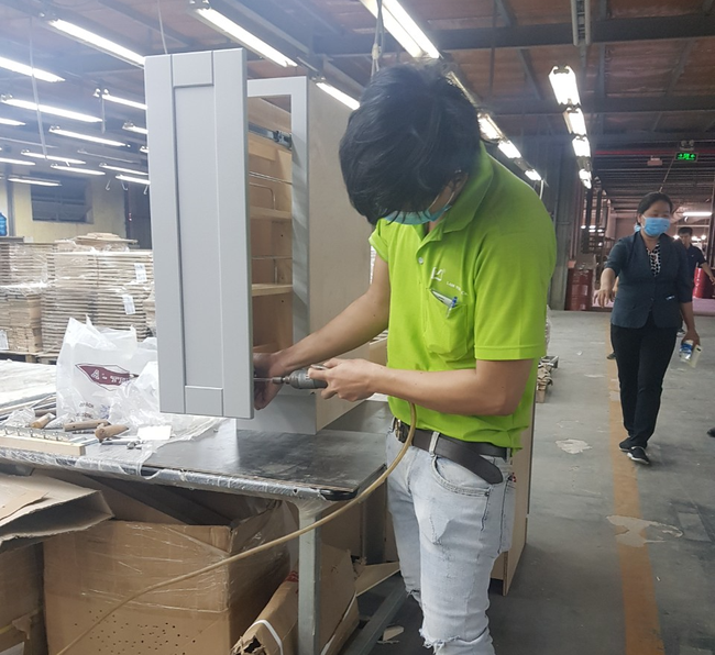 Xuất khẩu gỗ và sản phẩm từ gỗ sang thị trường Mỹ đạt 5 tỷ USD, tăng 93,9% so với cùng kỳ năm 2020. Trong ảnh: Chế biến gỗ tại Công ty Lâm Việt. Ảnh: Cao Cẩm.