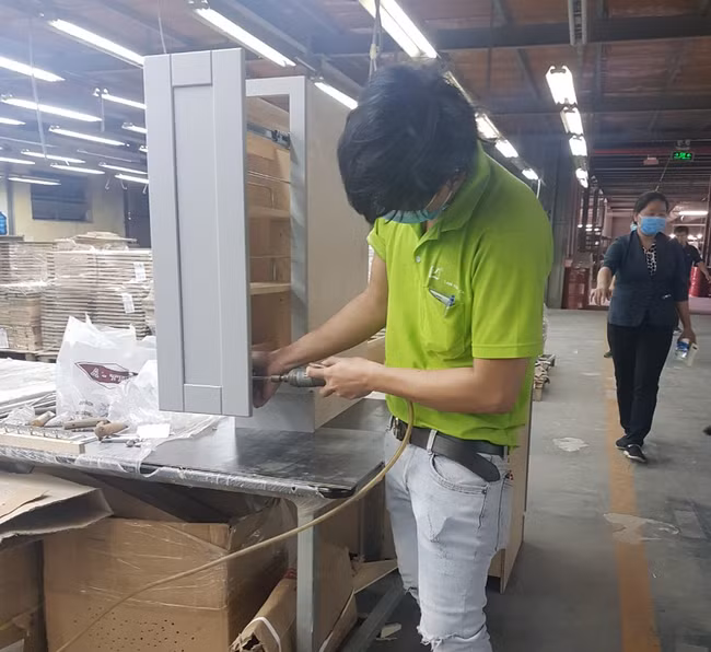 Xuất khẩu gỗ và sản phẩm từ gỗ sang thị trường Mỹ đạt 5 tỷ USD, tăng 93,9% so với cùng kỳ năm 2020. Trong ảnh: Chế biến gỗ tại Công ty Lâm Việt. Ảnh: Cao Cẩm.