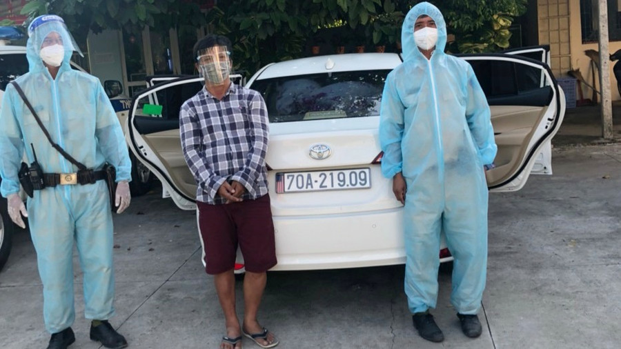 H.V.T (46 tuổi, ngụ tỉnh Tây Ninh) thời điểm bị bắt giữ tại chốt kiểm soát dịch - Ảnh: CTV H.V.T (46 tuổi, ngụ tỉnh Tây Ninh) thời điểm bị bắt giữ tại chốt kiểm soát dịch - Ảnh: CTV