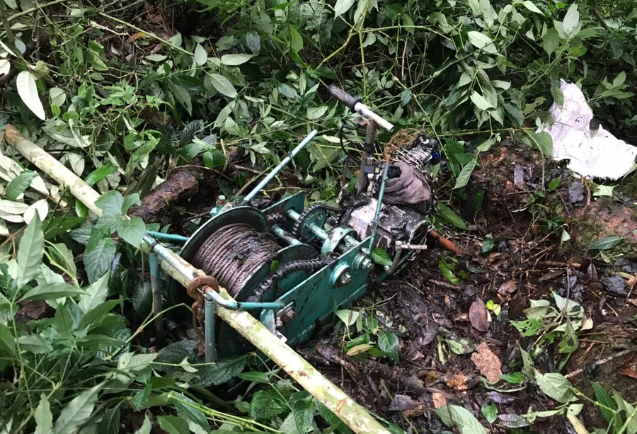 Tời dùng để kéo gỗ từ thung lũng lên đỉnh đồi, tang vật vụ án. Ảnh: C.A Lâm Hà