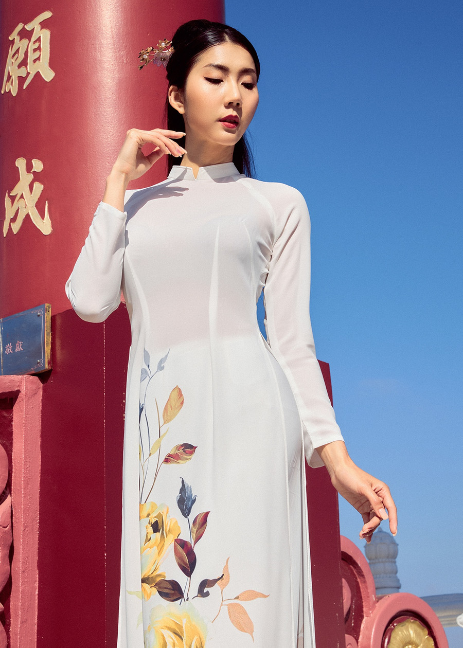 Trong bộ ảnh mới, nữ diễn viên Mẹ chồng còn gợi ý cho những người yêu thích áo dài truyền thống một số kiểu tóc và cách trang điểm thích hợp. Có thể thấy, Ngọc Quyên muốn hướng đến hình ảnh một người phụ nữ cổ điển nên cô chọn kiểu tóc búi cao gọn gàng và tăng thêm sự nổi bật với nhiều loại trâm cài khác nhau. Ảnh: NVCC