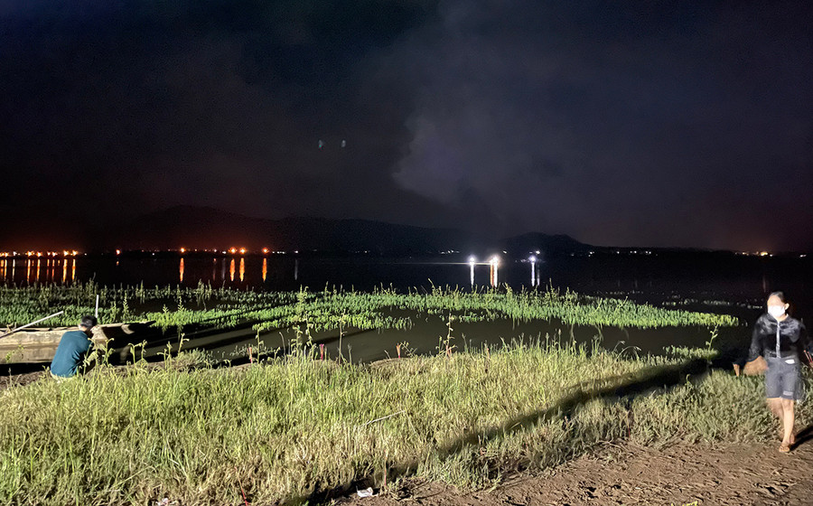 Lực lượng chức năng triển khai công tác tìm kiếm nạn nhân giữa đêm tối. Ảnh: Văn Ngọc Lực lượng chức năng đã tổ chức tìm kiếm giữa đêm tối. Ảnh: Văn Ngọc