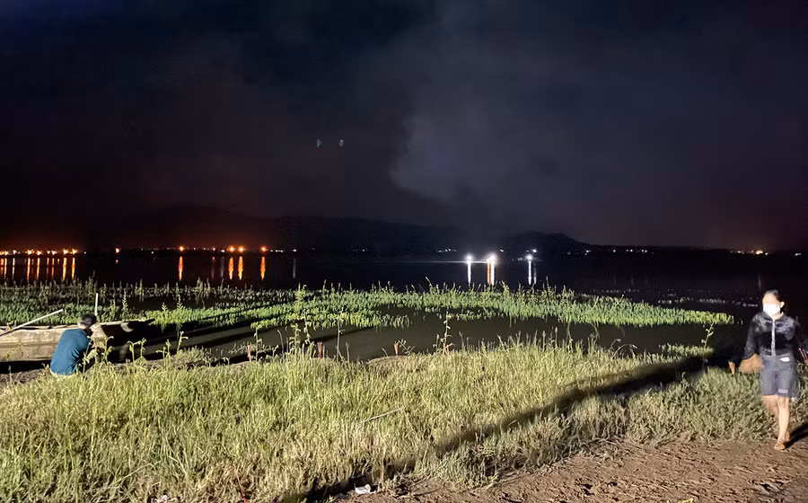  Lực lượng chức năng đã tổ chức tìm kiếm giữa đêm tối. Ảnh: Văn Ngọc