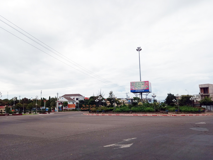 Vòng xoay P.Tân An, trung tâm TX.La Gi chiều 26.8 không một bóng người - ẢNH: ĐÌNH DUY