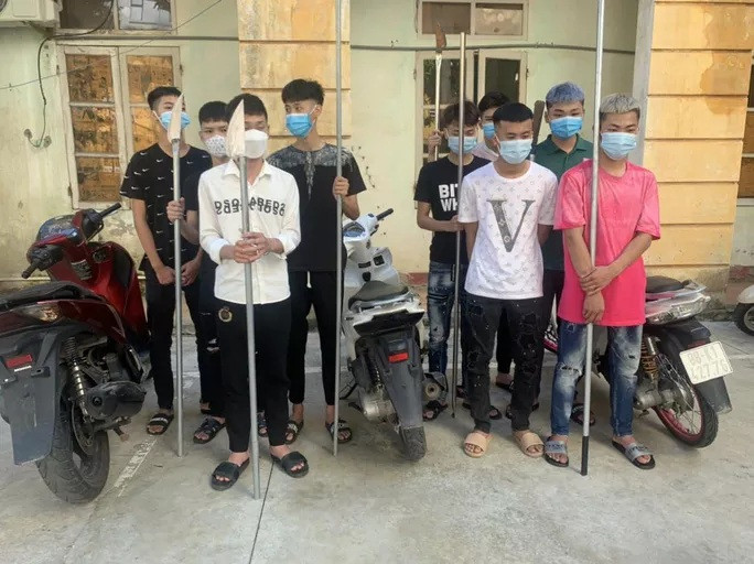 Nhiều hung khí nguy hiểm được nhóm thanh thiếu niên sử dụng - Ảnh: Công an cung cấp