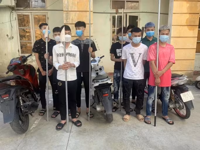 Nhiều hung khí nguy hiểm được nhóm thanh thiếu niên sử dụng - Ảnh: Công an cung cấp