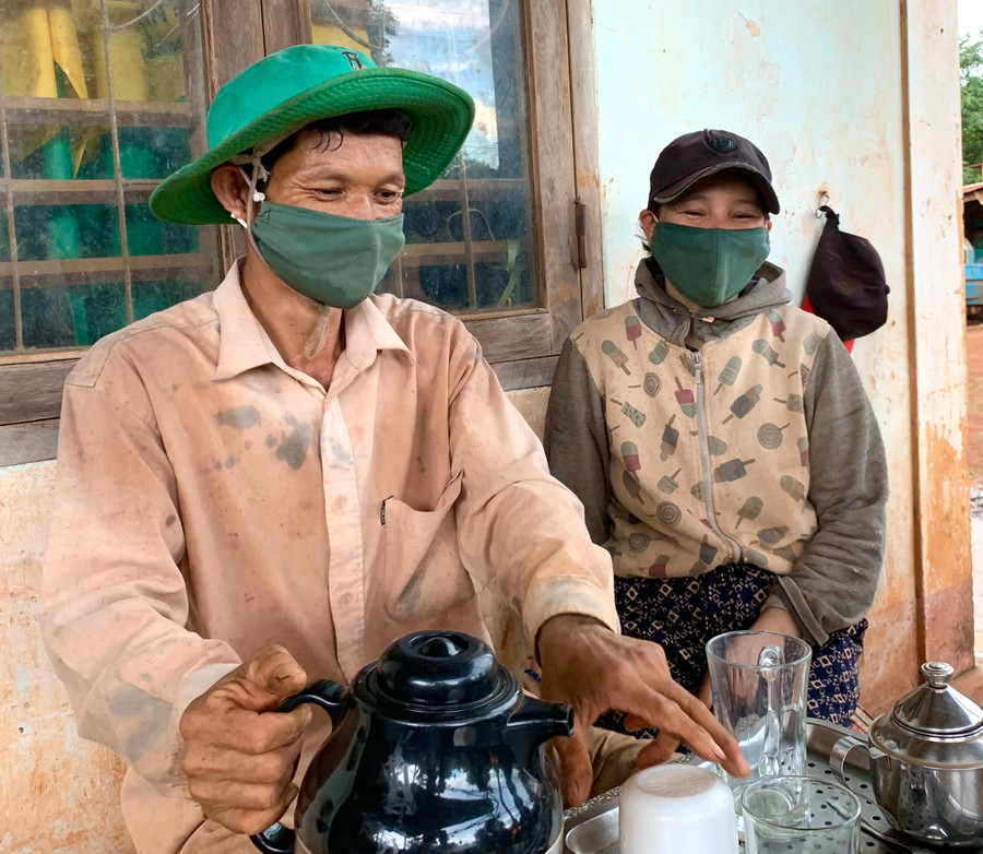 Vợ chồng anh Lê Văn Lang mong muốn được sửa chữa, nâng cấp nơi thờ của anh hùng Kpă Klơng. ảnh P.L