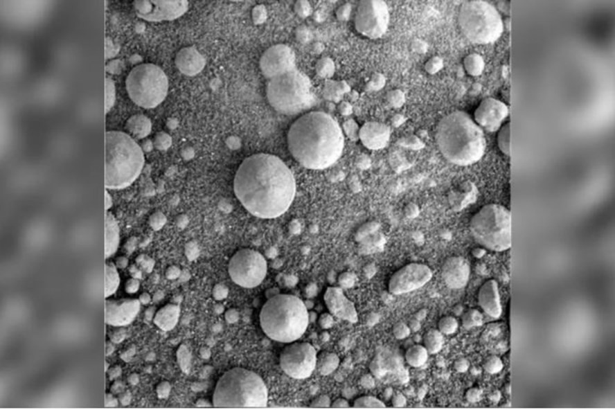 "Quả việt quất" hematit do tàu thám hiểm của NASA chụp trên sao Hỏa, tương tự một loại khoáng chất trên Trái đất. Ảnh: NASA