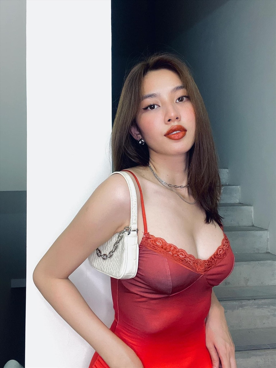 Các thiết kế có đường cắt, xẻ và khoảng hở táo bạo là những trang phục yêu thích của Thuỳ Tiên ở đời thường. Ảnh: NVCC.