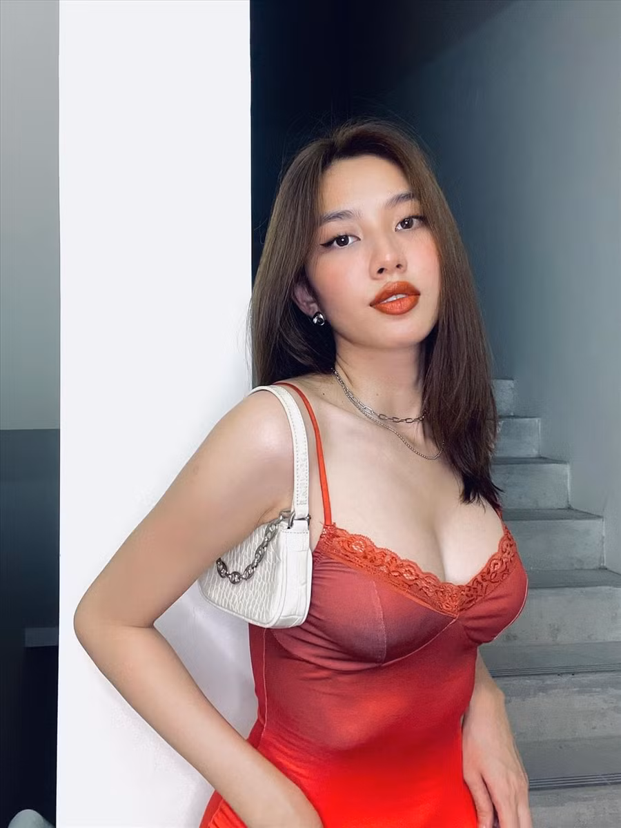 Các thiết kế có đường cắt, xẻ và khoảng hở táo bạo là những trang phục yêu thích của Thuỳ Tiên ở đời thường. Ảnh: NVCC.