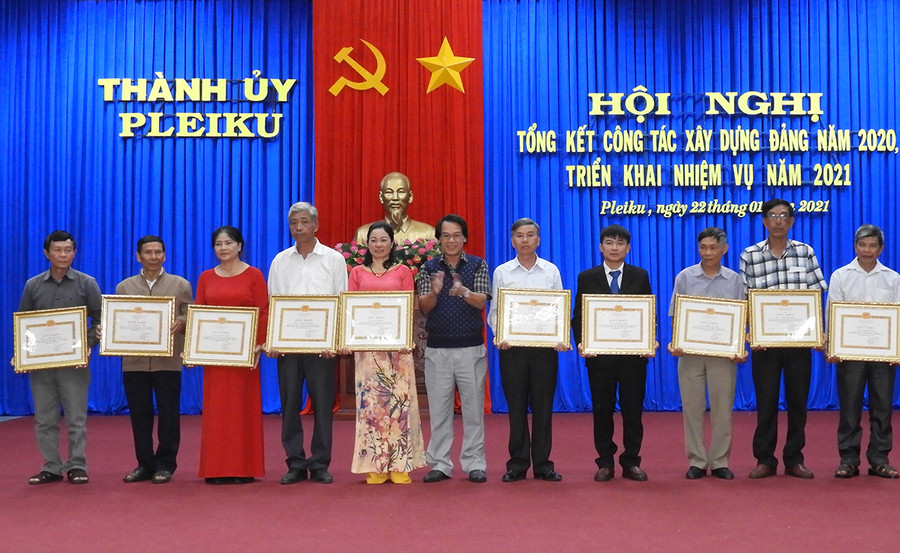 Ban Thường vụ Thành ủy Pleiku tặng giấy khen các tổ chức cơ sở Đảng làm tốt công tác xây dựng Đảng vào tháng 1-2021. Ảnh: Thanh Nhật  Ban Thường vụ Thành ủy Pleiku tặng giấy khen các tổ chức cơ sở Đảng làm tốt công tác xây dựng Đảng vào tháng 1-2021. Ảnh: Thanh Nhật