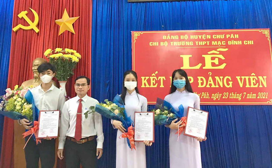 Quang cảnh lễ kết nạp đảng viên tại Chi bộ Trường THPT Mạc Đĩnh Chi ngày 23-7 (ảnh nhân vật cung cấp).